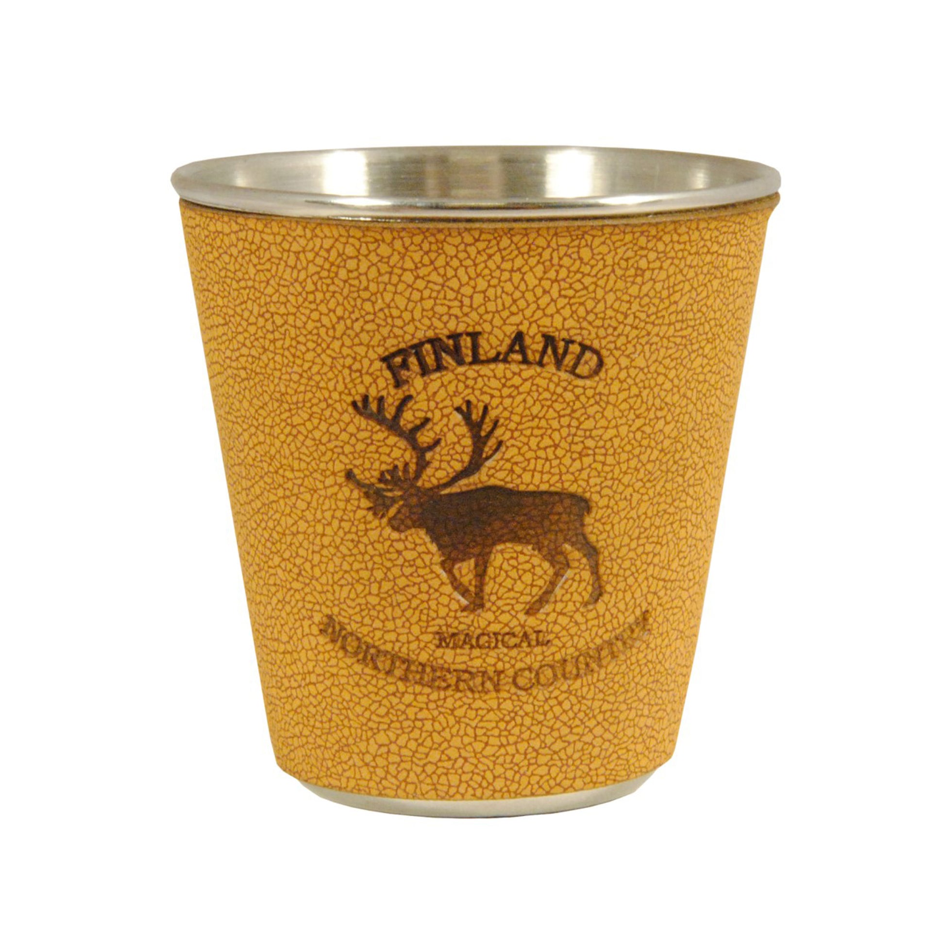 Metallshotglas med brunt läderomslag, renmotiv och texten 'Finland Magical Northern Country'. Stapelbart och tåligt – perfekt för friluftsliv.