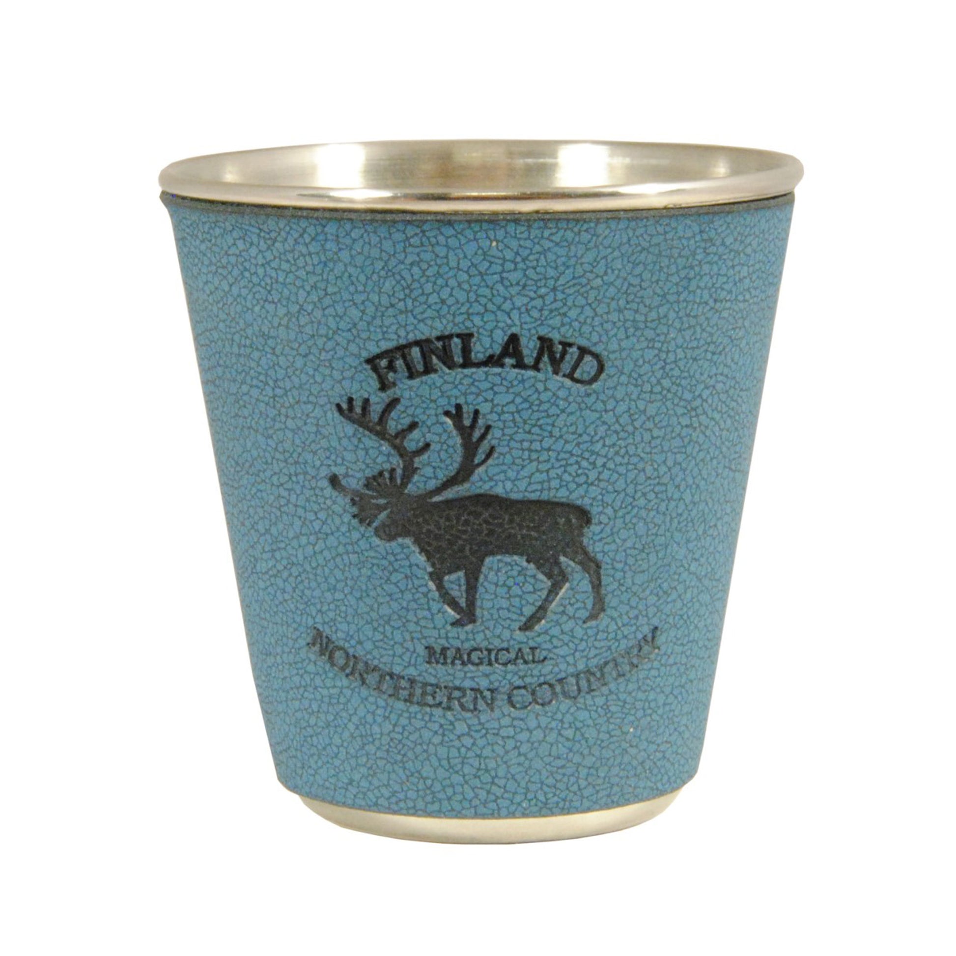 Metallshotglas med blått läderomslag, renmotiv och texten 'Finland Magical Northern Country'. Robust och lätt att ta med på vandring eller camping.
