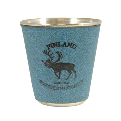 Metallshotglas med blått läderomslag, renmotiv och texten 'Finland Magical Northern Country'. Robust och lätt att ta med på vandring eller camping.