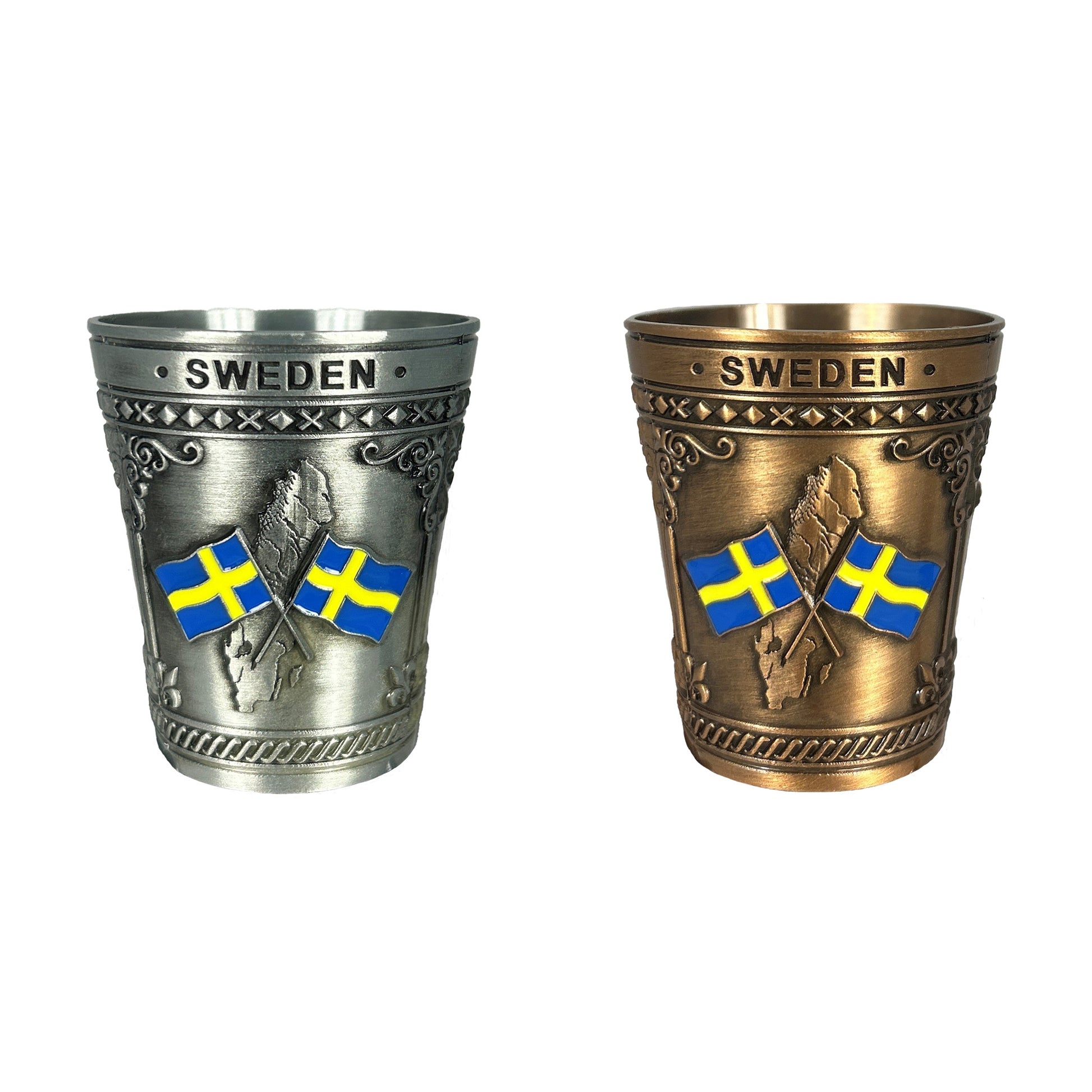 2-pack silver och bronsfärgat shotglas dekorerat med en Sverigekarta, två svenska flaggor samt texten "Sweden"