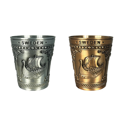 2-pack silver och bronsfärgat shotglas dekorerat med ett vikingaskepp och texten Sweden. 