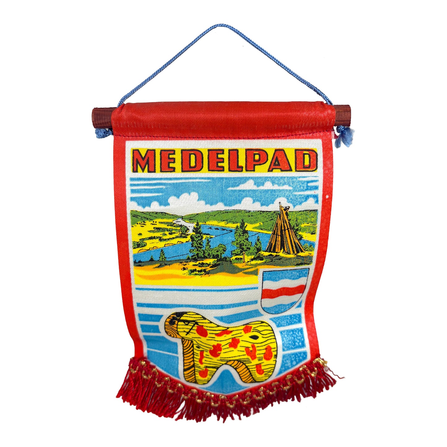 Röd mini fana med röda fransar och motiv från Medelpad samt texten "Medelpad".

