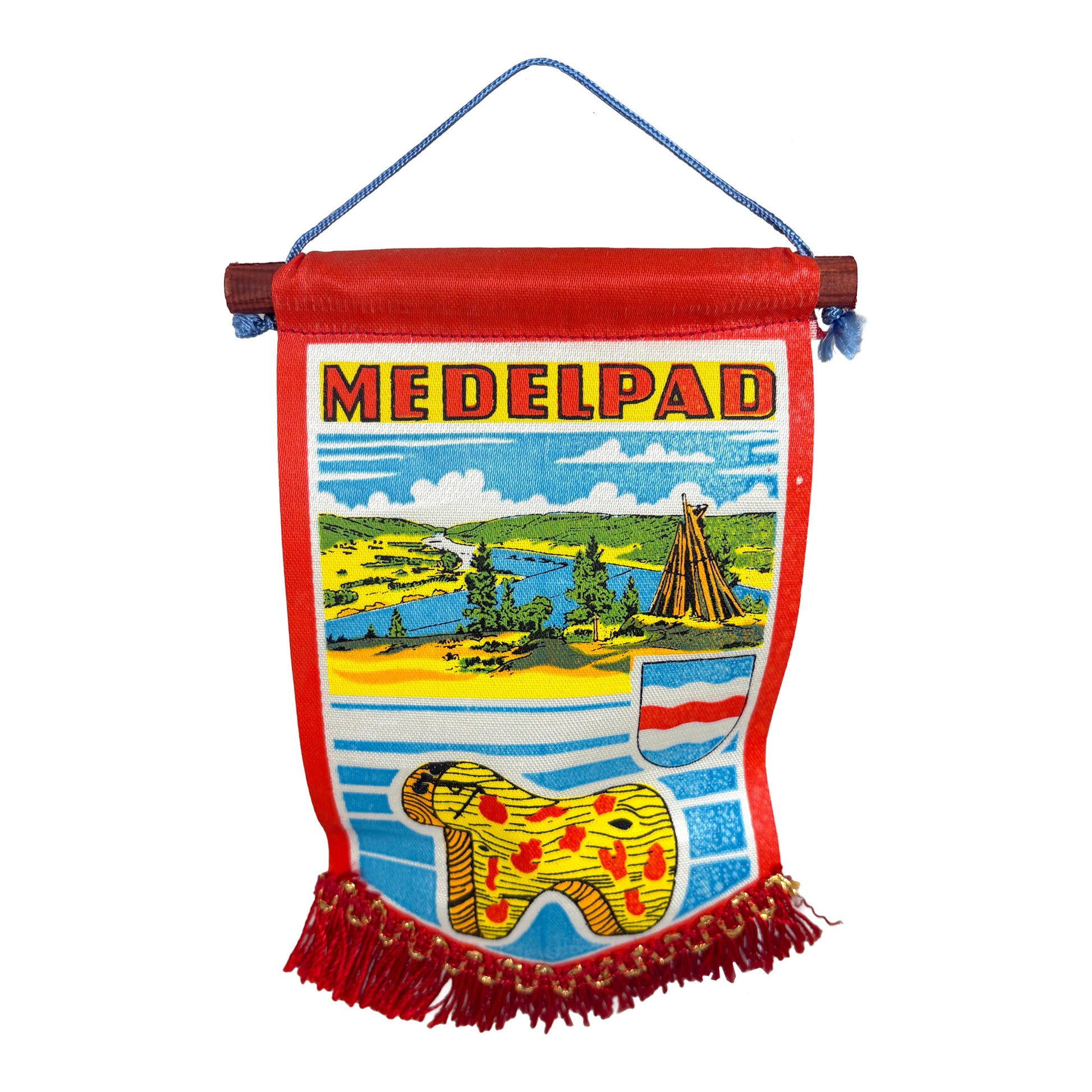 Röd mini fana med röda fransar och motiv från Medelpad samt texten "Medelpad".

