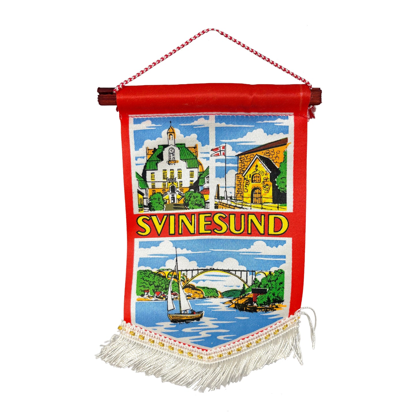 Röd mini fana med vita fransar och motiv från Svinesund samt texten "Svinesund".

