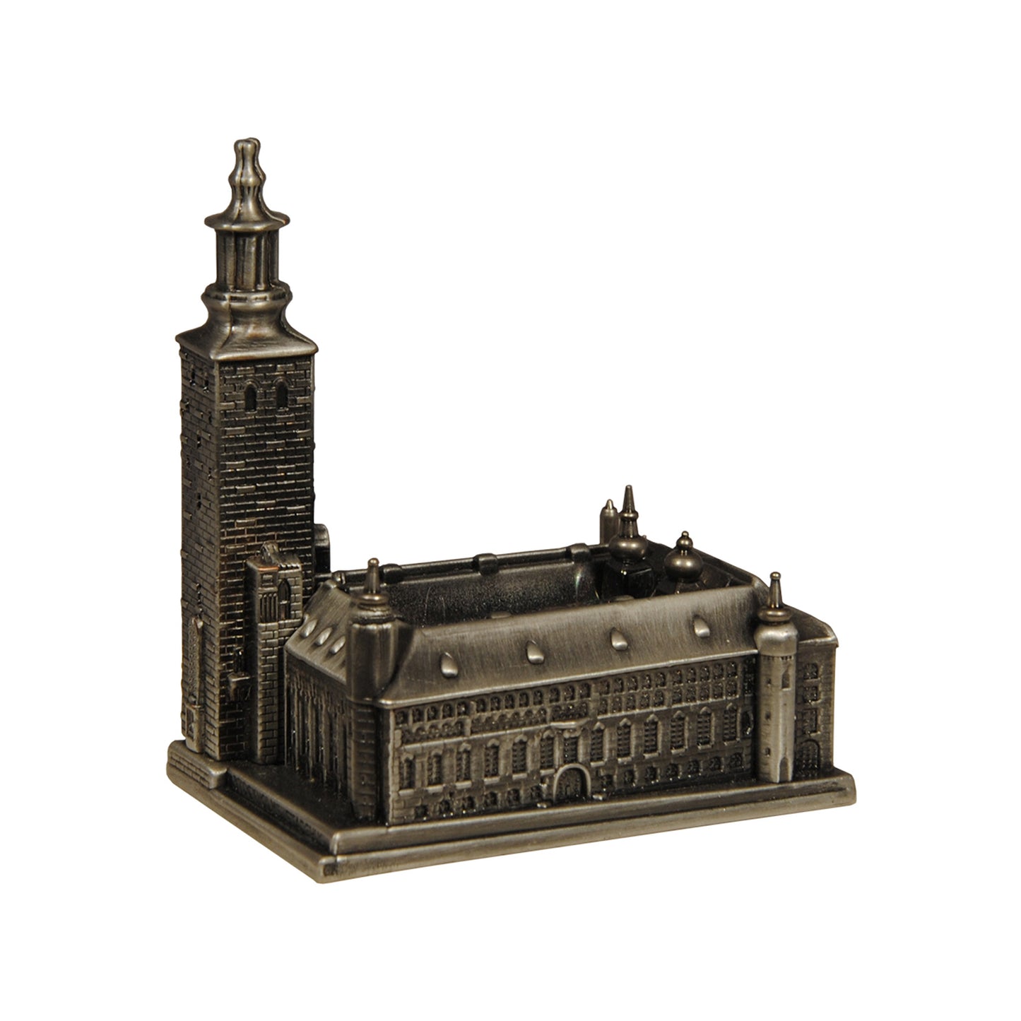 Liten metallfigur föreställande Stockholms stadshus, souvenir med fin detaljrikedom.