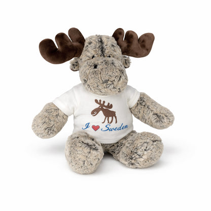 Gosedjursälg på 20 cm med "I Love Sweden"-tröja, tillverkad i mjukt material – en kramgo och mysig souvenir, perfekt som present och tillskott i gosedjursamlingen.