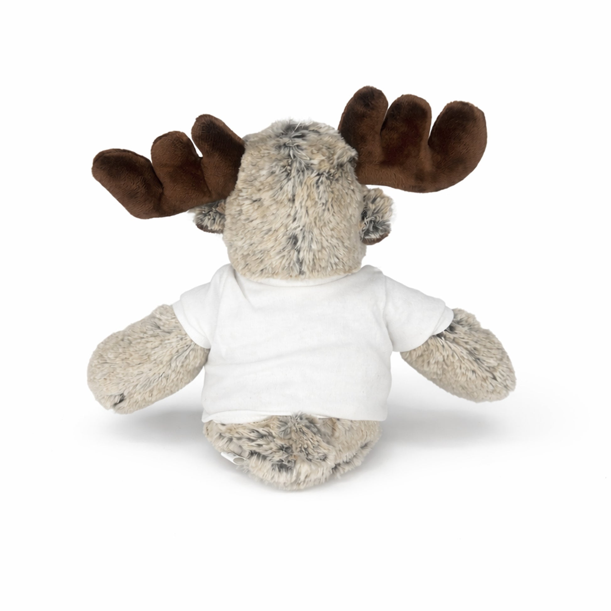 Bakifrån syns den mysiga gosedjursälgen, cirka 20 cm hög, med sin mjuka bruna päls och en vit tröja med 'I Love Sweden'-tryck – en perfekt liten souvenirvän.