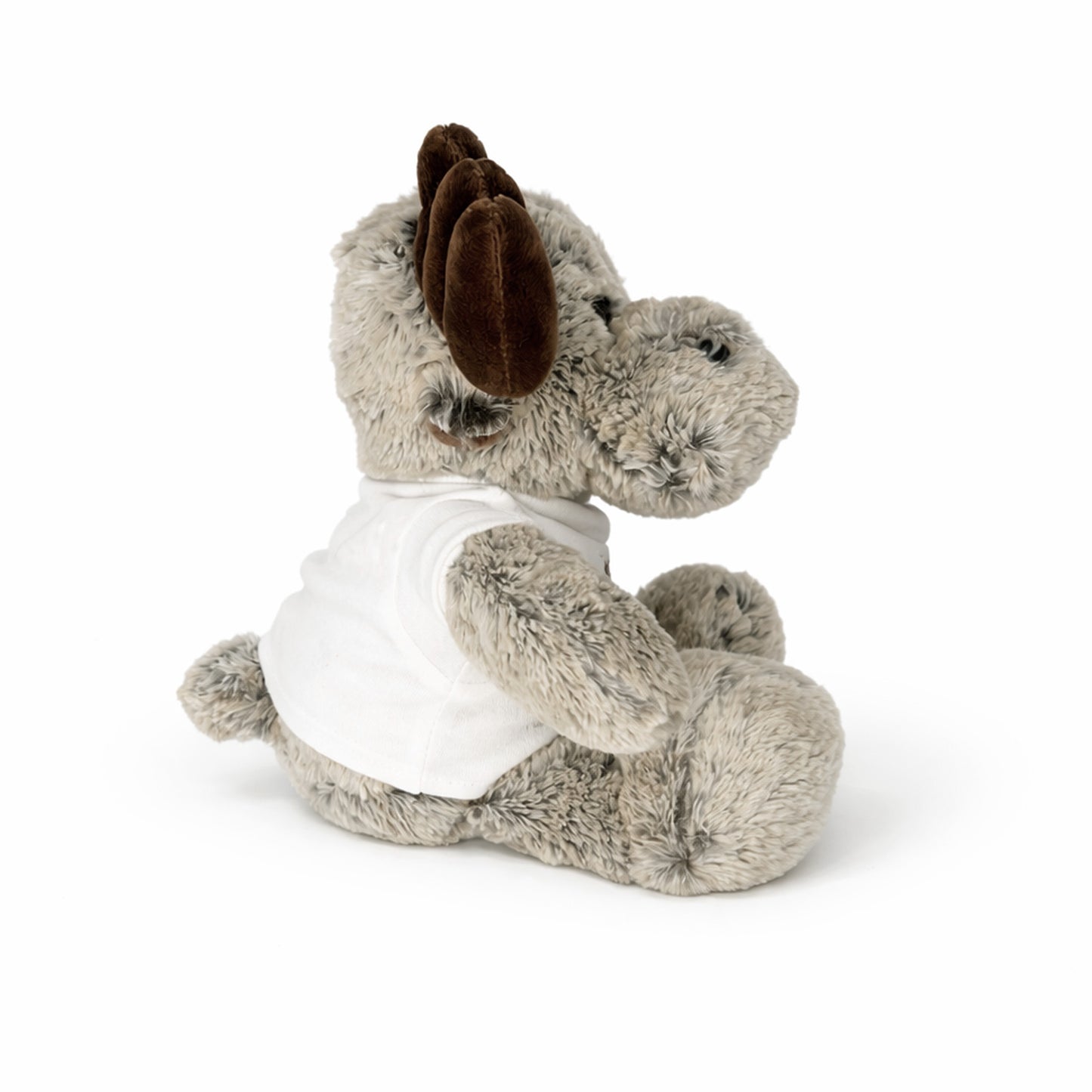 En mjuk och kramgo gosedjursälg, cirka 20 cm hög, sedd från sidan. Den har brun fluffig päls, små charmiga horn och bär en vit 'I Love Sweden'-tröja.