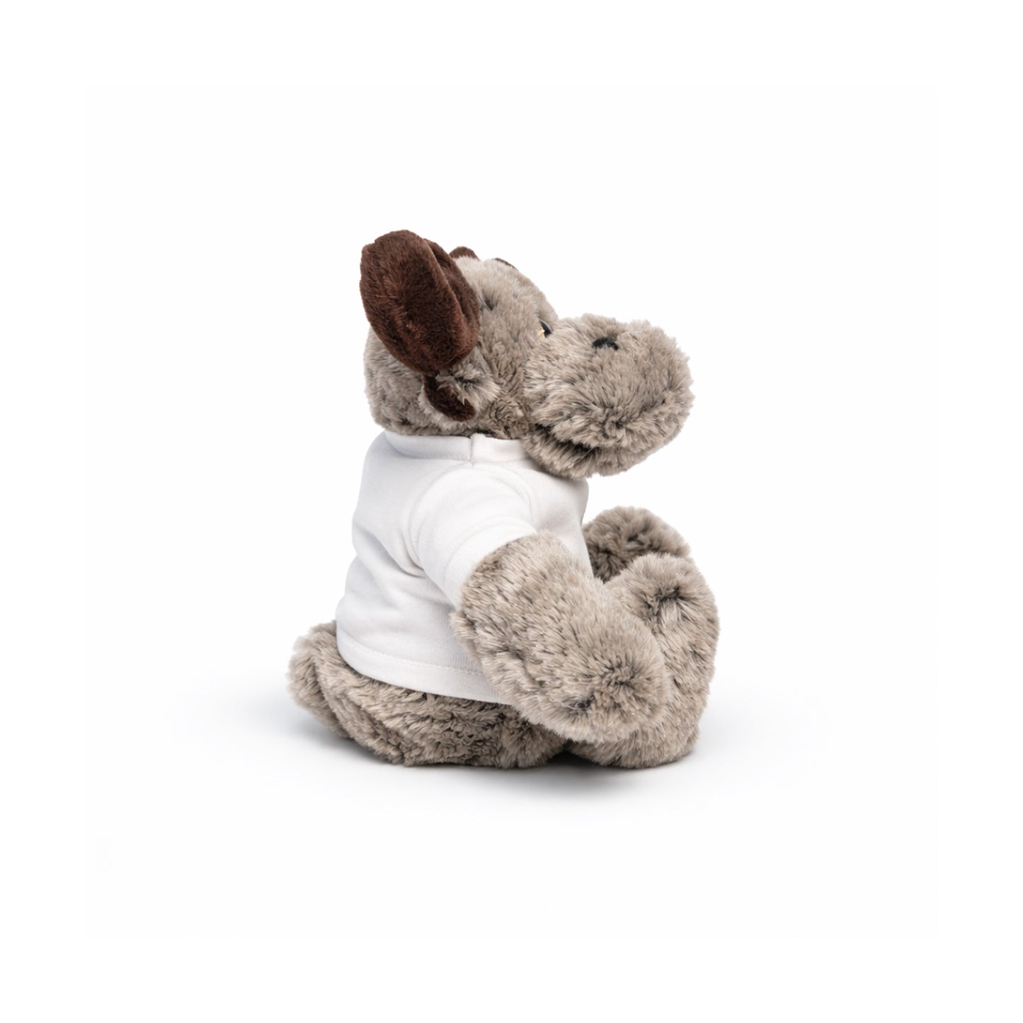En söt och kramgo liten älg i mjuk plysch, cirka 17 cm hög, sedd från sidan. Den har brun fluffig päls, små gulliga horn och en vit tröja med texten 'I Love Sweden'.