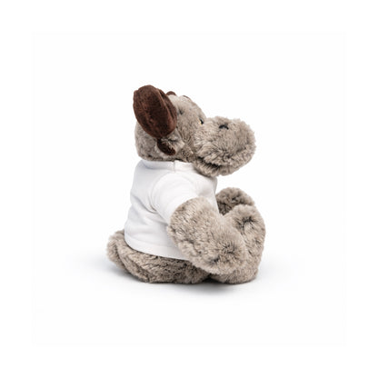 En söt och kramgo liten älg i mjuk plysch, cirka 17 cm hög, sedd från sidan. Den har brun fluffig päls, små gulliga horn och en vit tröja med texten 'I Love Sweden'.