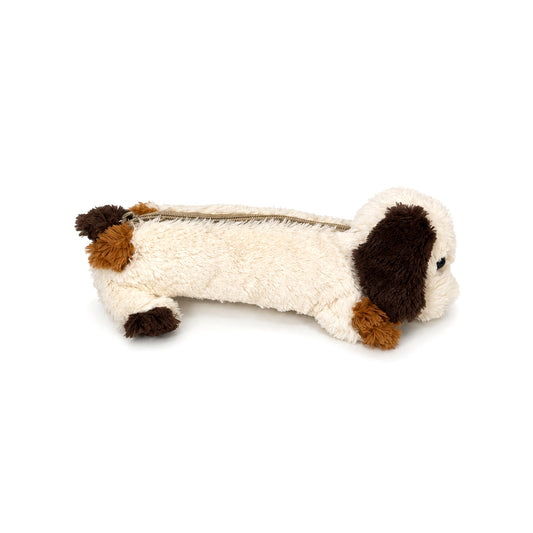 Pennfodral i form av en liggande hund, 27 cm lång. Vit med bruna öron, tillverkat i supermjukt material – både söt och praktisk.