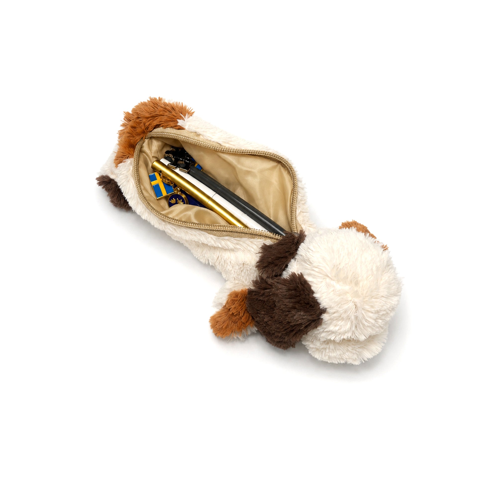 Pennfodral i form av en liggande hund, 27 cm lång. Vit med bruna öron, tillverkat i supermjukt material – både söt och praktisk.
