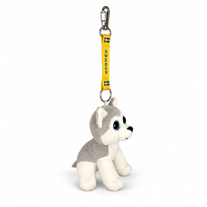 Nyckelring med huskyvalp-gosedjur och gult Sweden-nyckelband – vy från sidan.