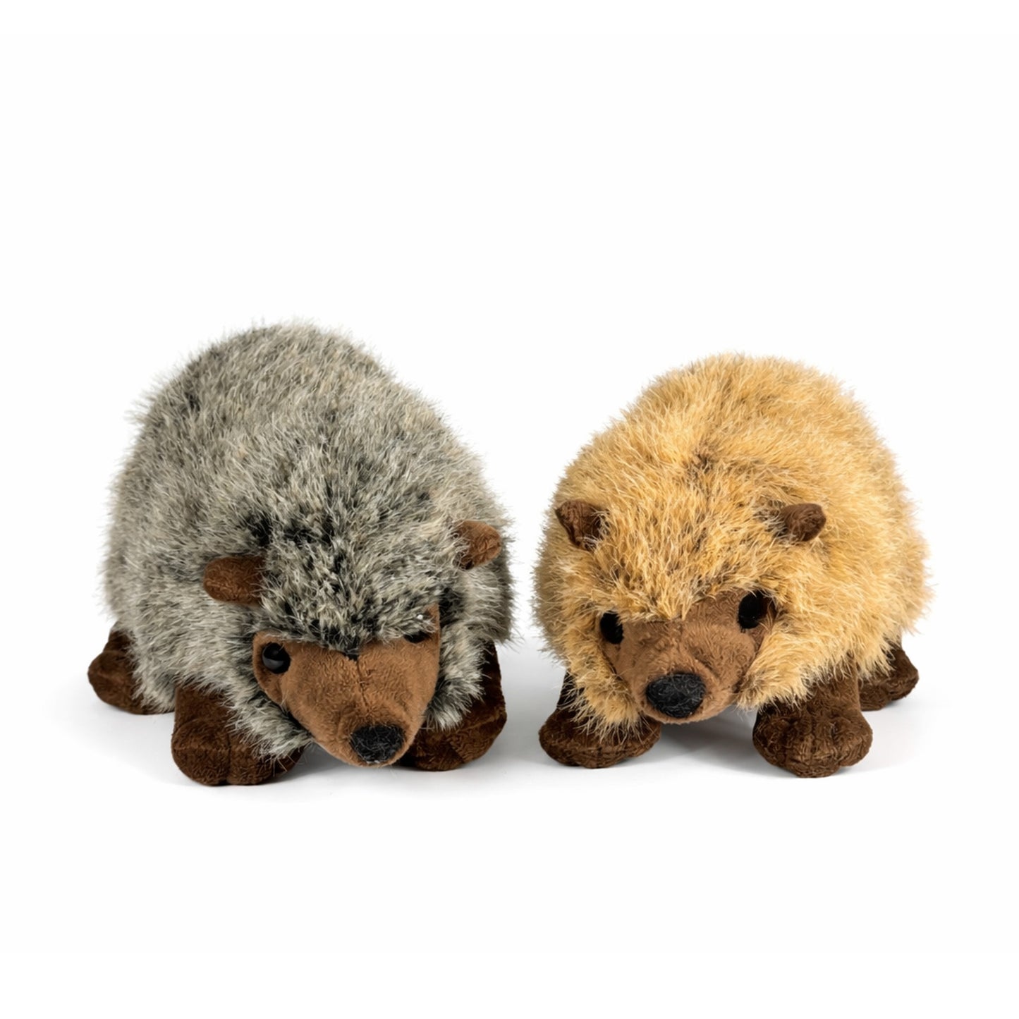 Två gosedjurs igelkottar med grå och beige päls, bruna öron, nos och ben, sedd framifrån.