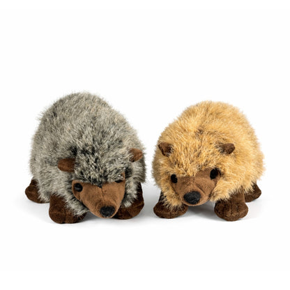 Två gosedjurs igelkottar med grå och beige päls, bruna öron, nos och ben, sedd framifrån.