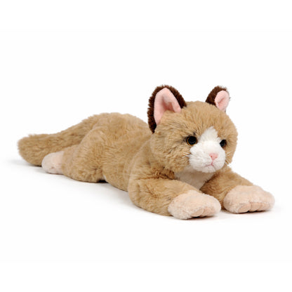 Beige liggande gosedjurs katt sedd snett framifrån.