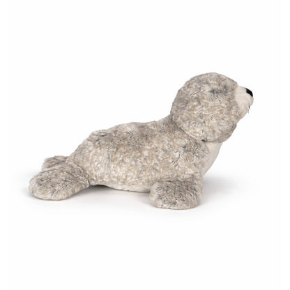 Liggande gosedjurssäl, 21 cm lång, i mjukt grått material. En charmig säl med vänligt ansikte – perfekt som present eller souvenir. Sedd från sidan