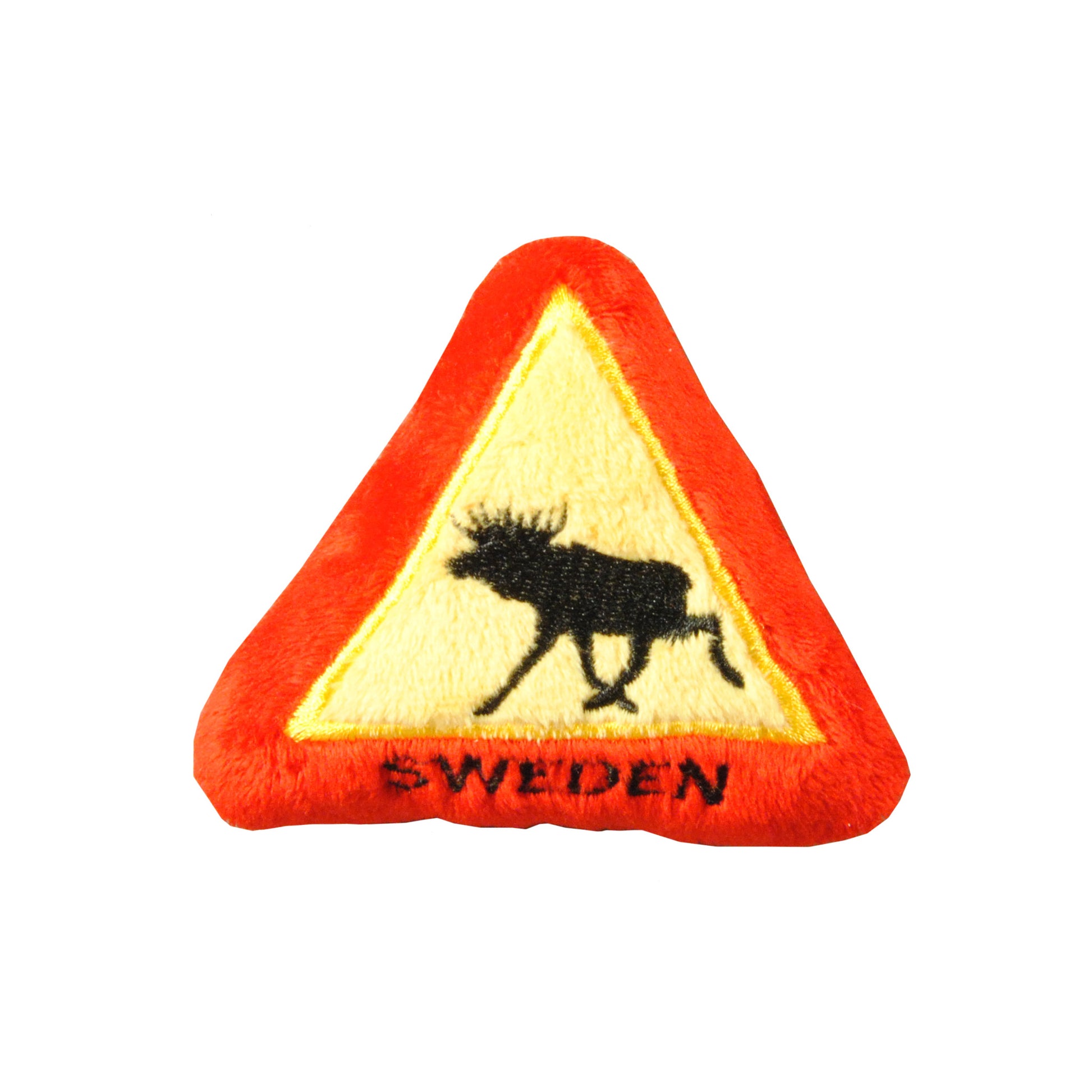 Mjuk magnet formad som en varningsskylt med en älg och texten "Sverige". Magneten är fäst på ett kylskåp och kombinerar humor med en påminnelse om Sverige.