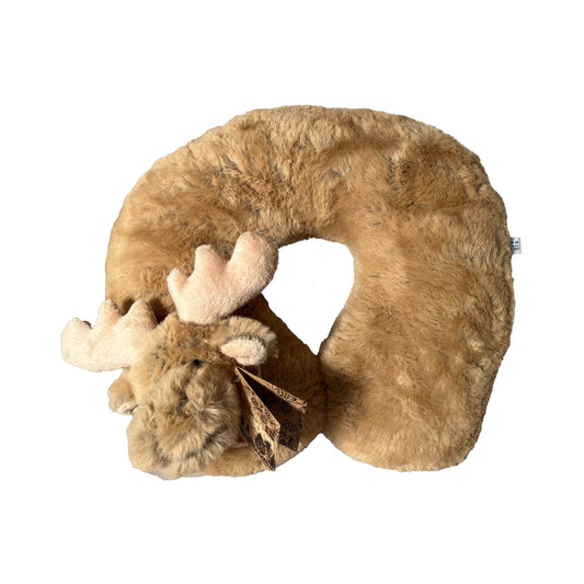 Mjuk nackkudde formad som en älg med rutig scarf – en bekväm och charmig resekompis som ger stöd och fungerar som en fin souvenir från Sverige.