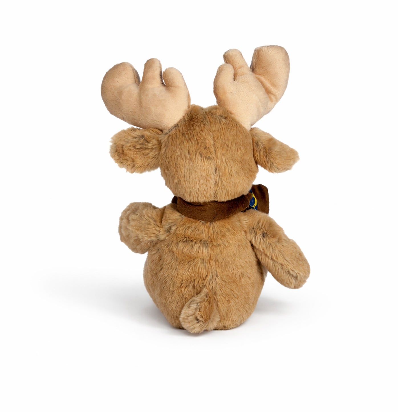 Söt ljusbrun mjuk älg gosedjur med beige horn och halsduk, sittande mot vit bakgrund