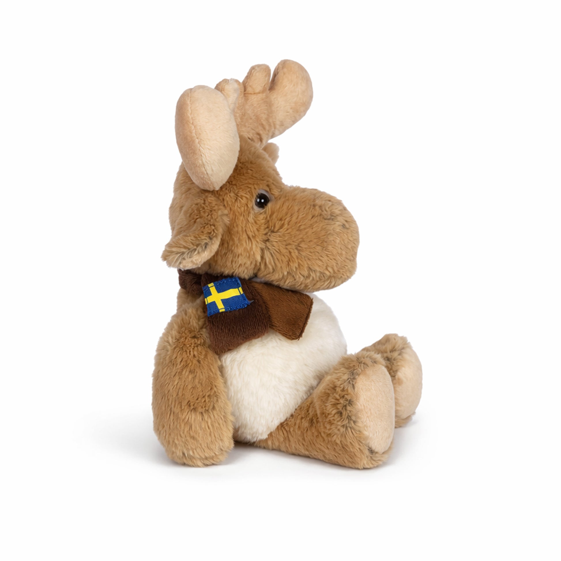 Mjuk gosedjursälg i brun färg med ljus mage och beige horn, sittande mot vit bakgrund med brun halsduk