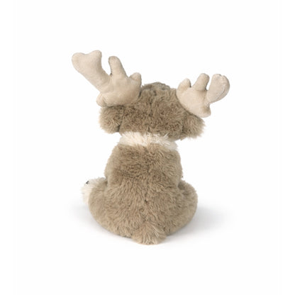 Sittande gosedjursren på 18 cm med mjuk kropp och gosigt utseende, en charmig och mysig ren som passar som souvenir eller present. Sedd bakifrån