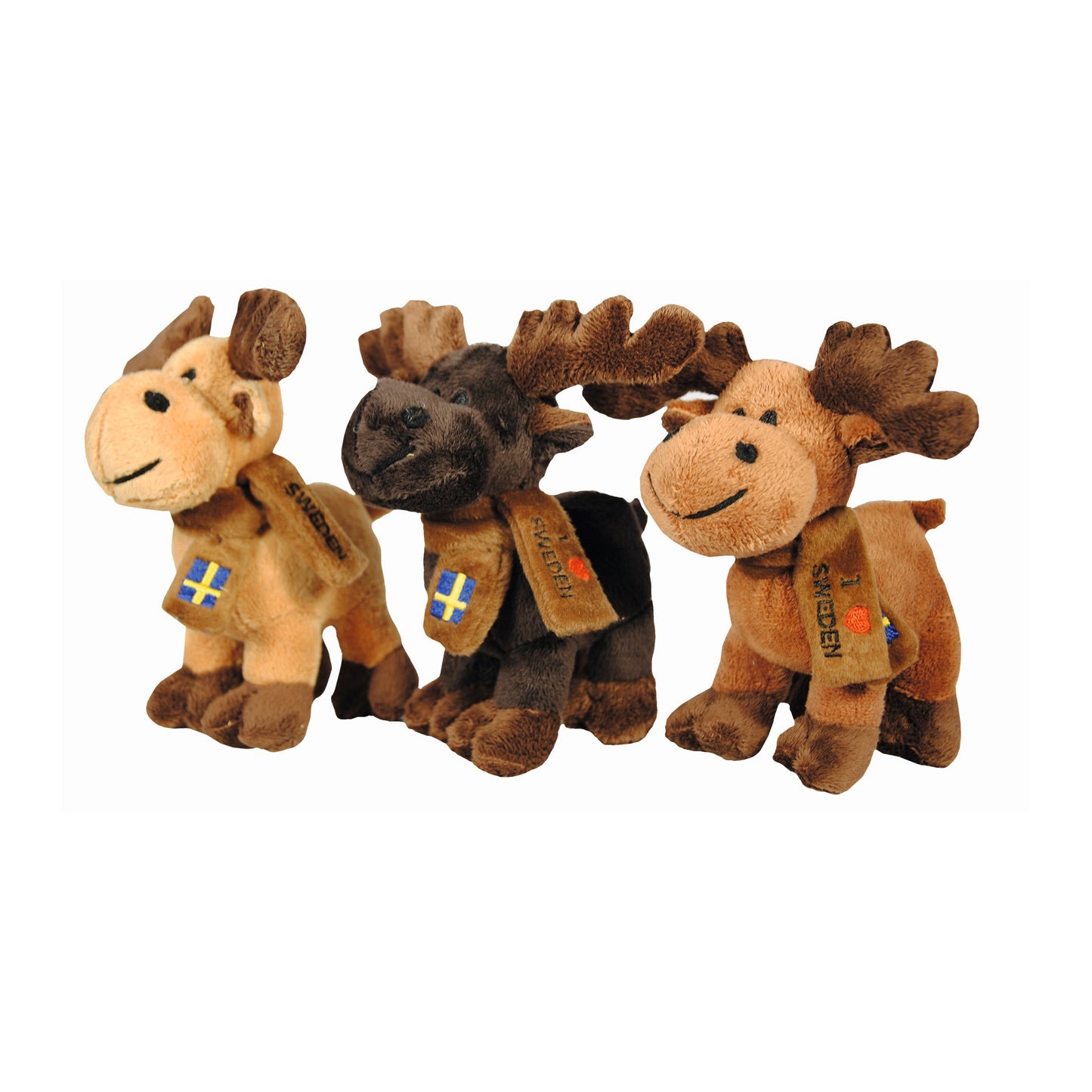 Tre stående gosedjursälgar på 16 cm med "I Love Sweden"-halsdukar – en mörkbrun, en brun och en beige älg, alla med glatt uttryck och charmig design. Perfekta som souvenirer eller samlarobjekt.