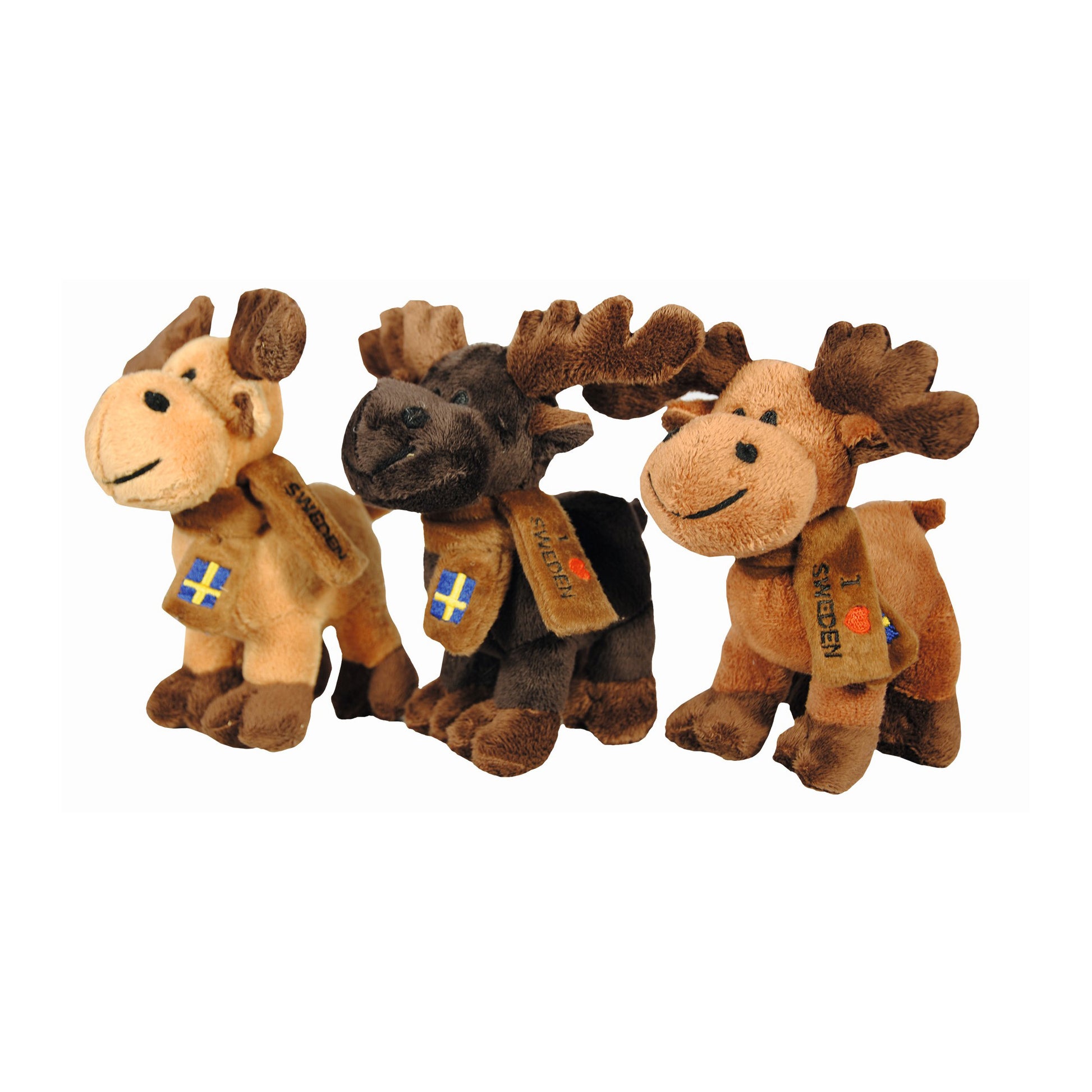 Tre stående gosedjursälgar på 16 cm med "I Love Sweden"-halsdukar – en mörkbrun, en brun och en beige älg, alla med glatt uttryck och charmig design. Perfekta som souvenirer eller samlarobjekt.