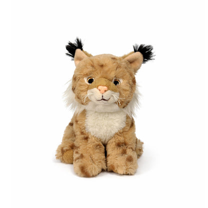 Beige sittande gosedjurs lodjur med bruna prickar och svarta tofsar på öronen, sedd framifrån.