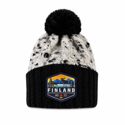 Stickad svart mössa med svart tofs och märke med texten Finland på mudden - sedd framifrån. 