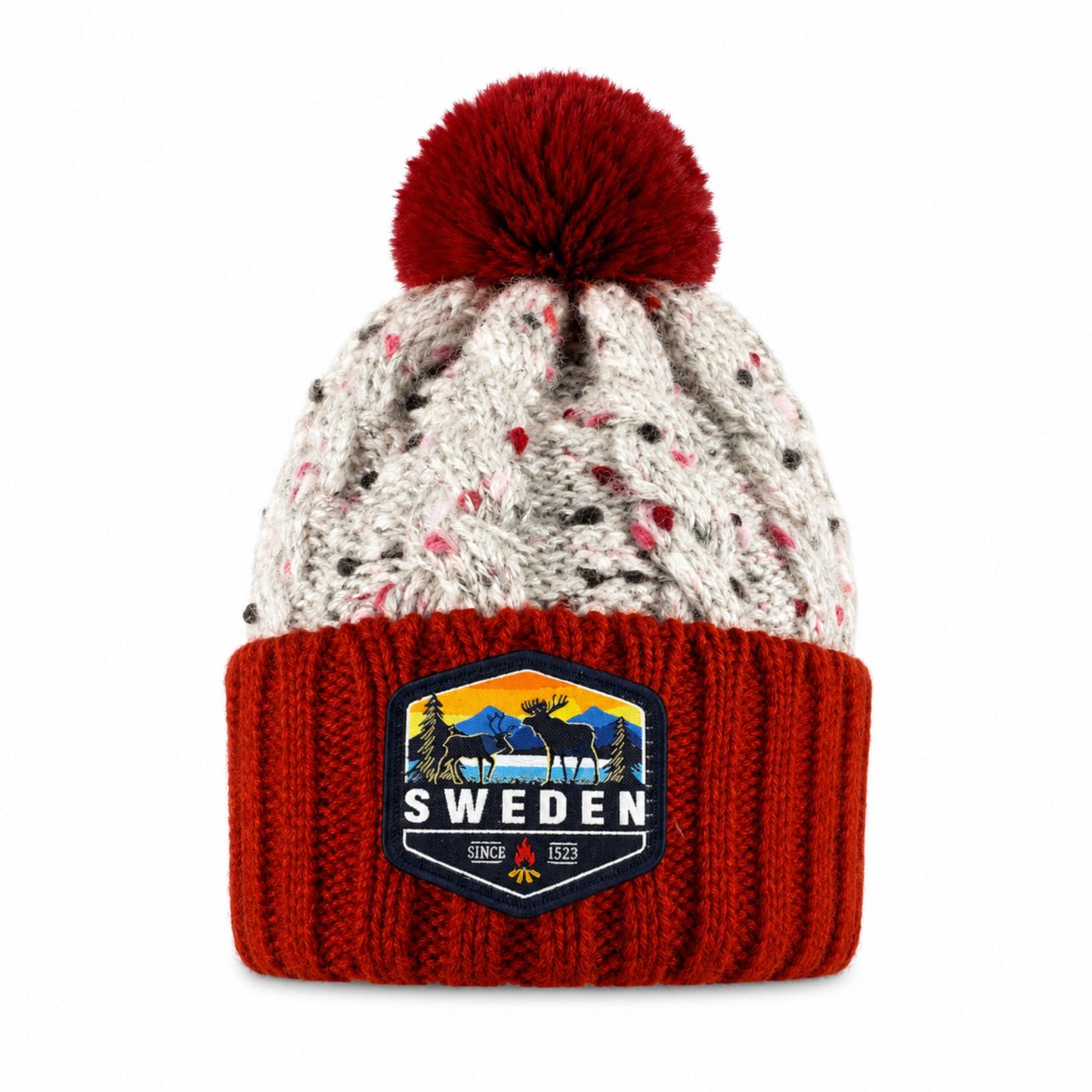 Stickad mössa i rött och grått med röd tofs, röd mudd och märke med älgmotiv och texten "Sweden", sedd framifrån.
