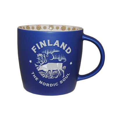 Blå mugg med texten 'The Nordic Soul' och ett stiligt renmotiv. Perfekt för morgonkaffet eller eftermiddagsfikat, med en generös storlek på 10 cm hög och 10 cm i diameter, idealisk för alla favoritdrycker.