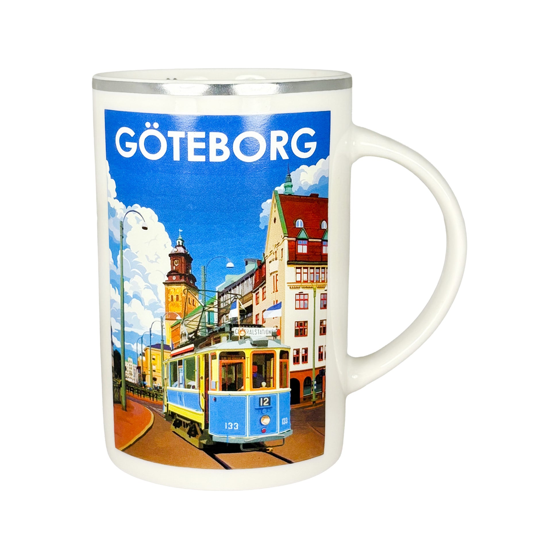 Vit souvenirmugg med silverkant och motiv av klassisk spårvagn samt texten “Göteborg”, handtag åt höger.