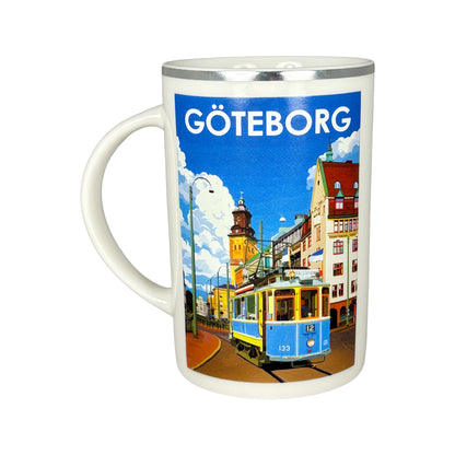 Souvenirmugg Göteborg Silverkant med spårvagnsmotiv på båda sidor, handtag åt vänster.