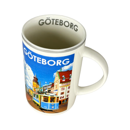 Souvenirmugg Göteborg Silverkant sedd snett ovanifrån med silvrig text “Göteborg” inuti muggen.