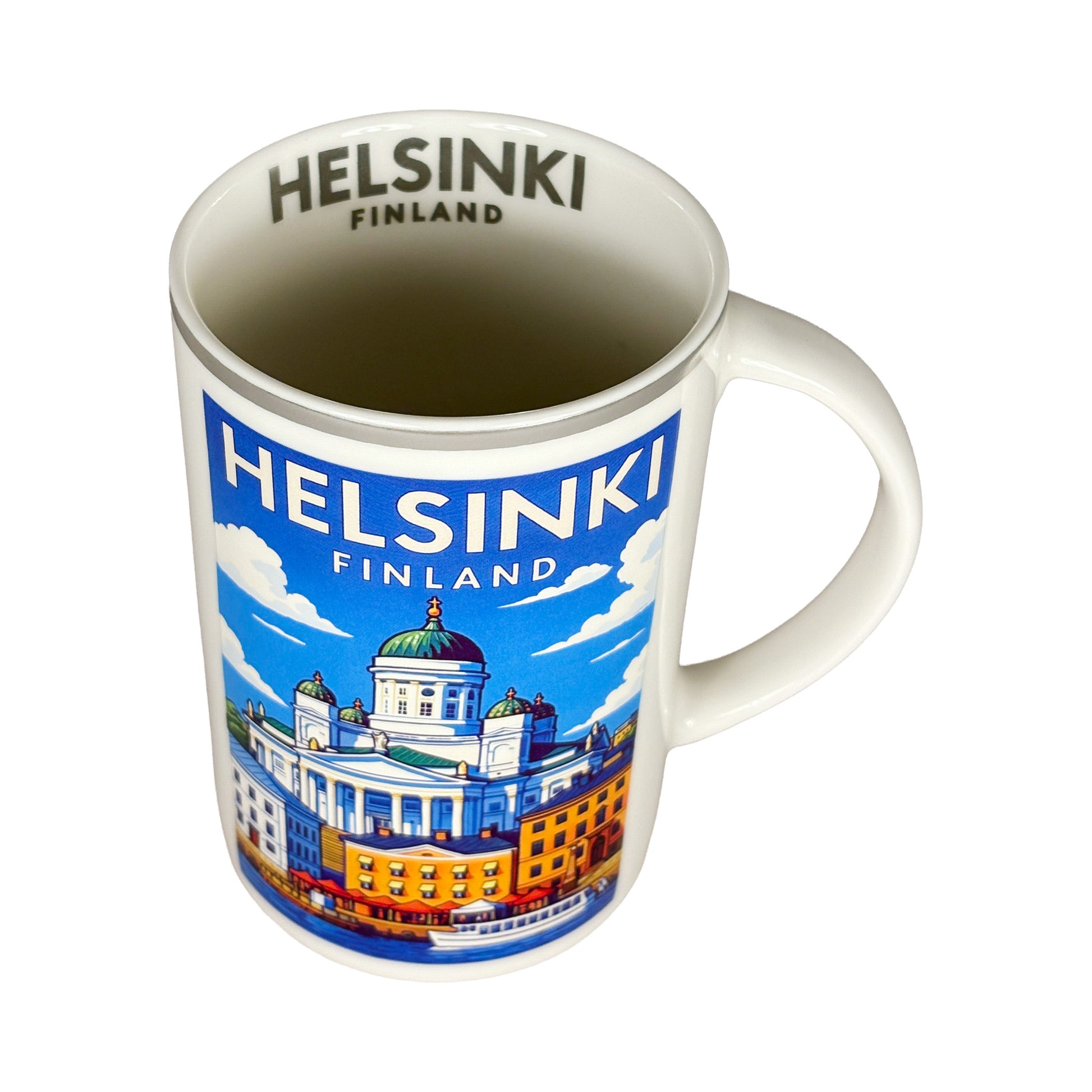 Mugg fotad snett uppifrån, tydlig vy av texten "Helsinki" inuti.