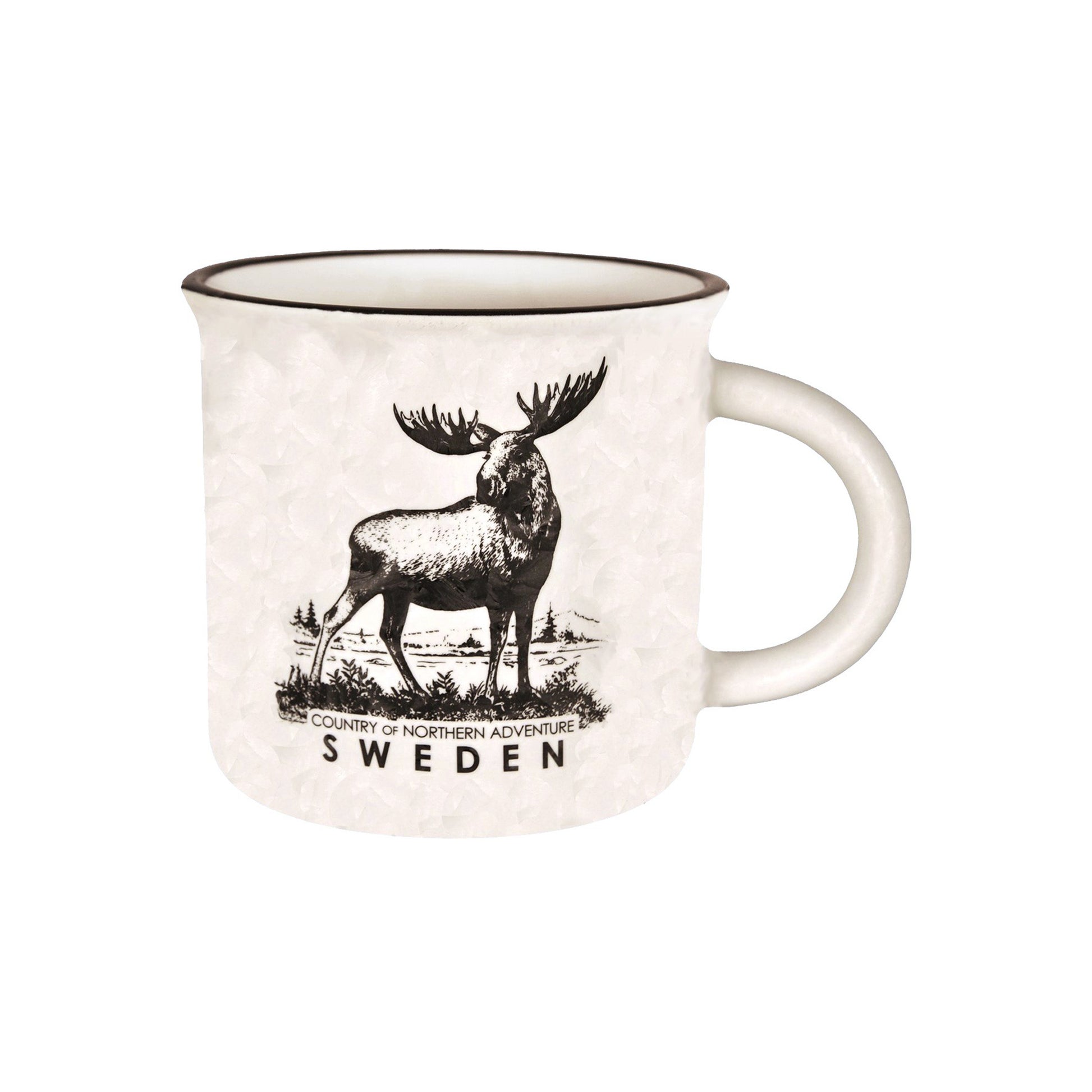 Vit mugg med frostig isdesign, dekorerad med en älg och texten "Sweden Country of northern adventure".