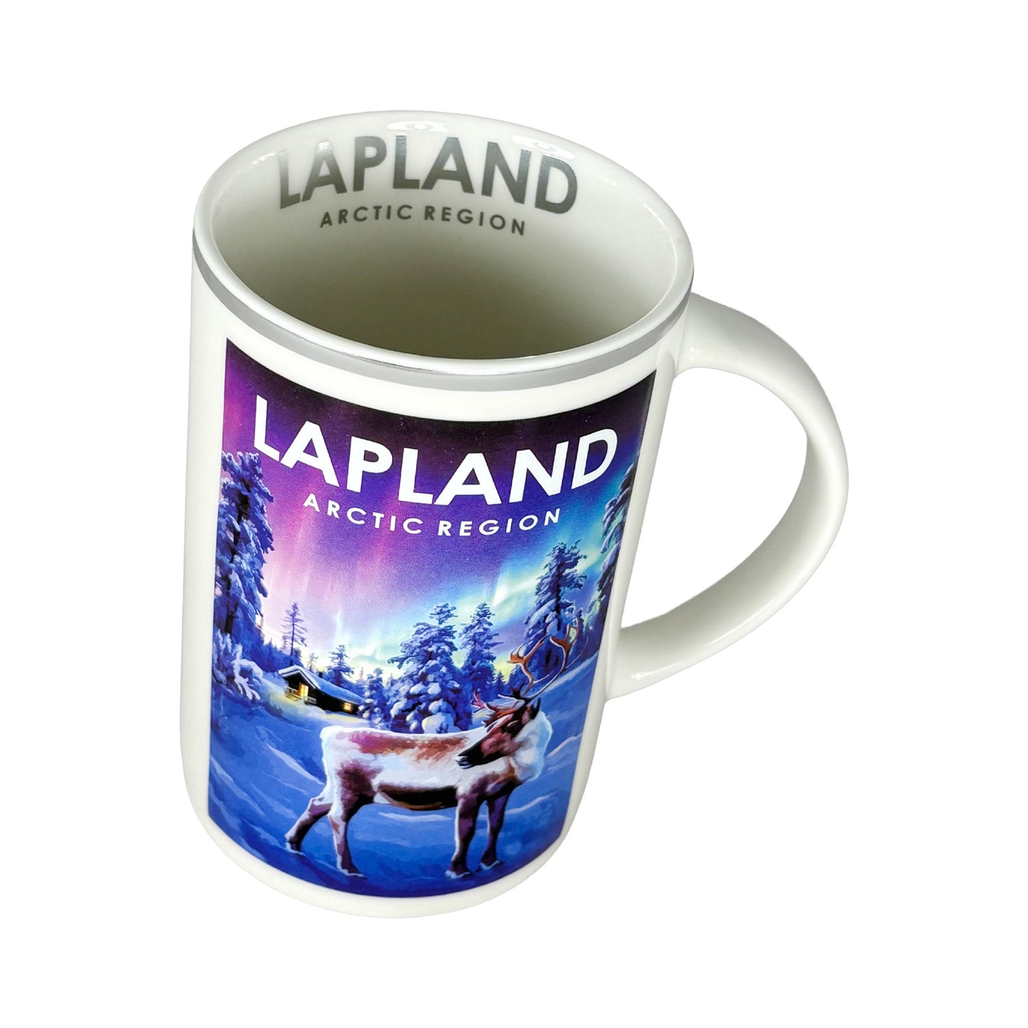 Vit mugg sedd snett uppifrån, visar silverfärgad text "Lapland Artic Region" på insidan.