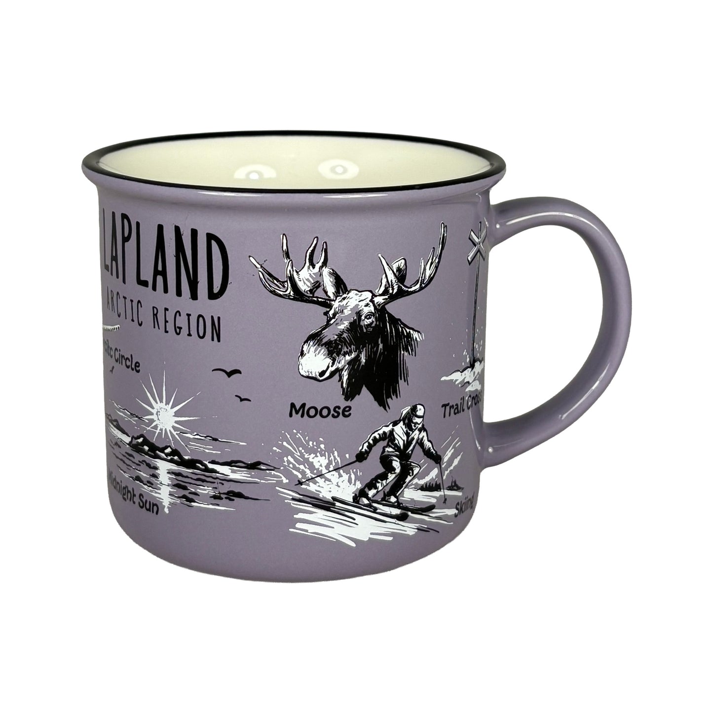 Lila mugg med handtaget åt höger, med svartvita illustrationer av ren, hundspann, midnattssol och en karta över Sverige, Finland och Norge med markerad Polcirkeln samt texten "Lapland Arctic Region"