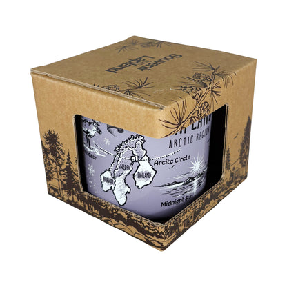 Lila mugg i brun pappförpackning med mörkbrunt skogsmotiv och texten "Souvenir from Lapland" på toppen.