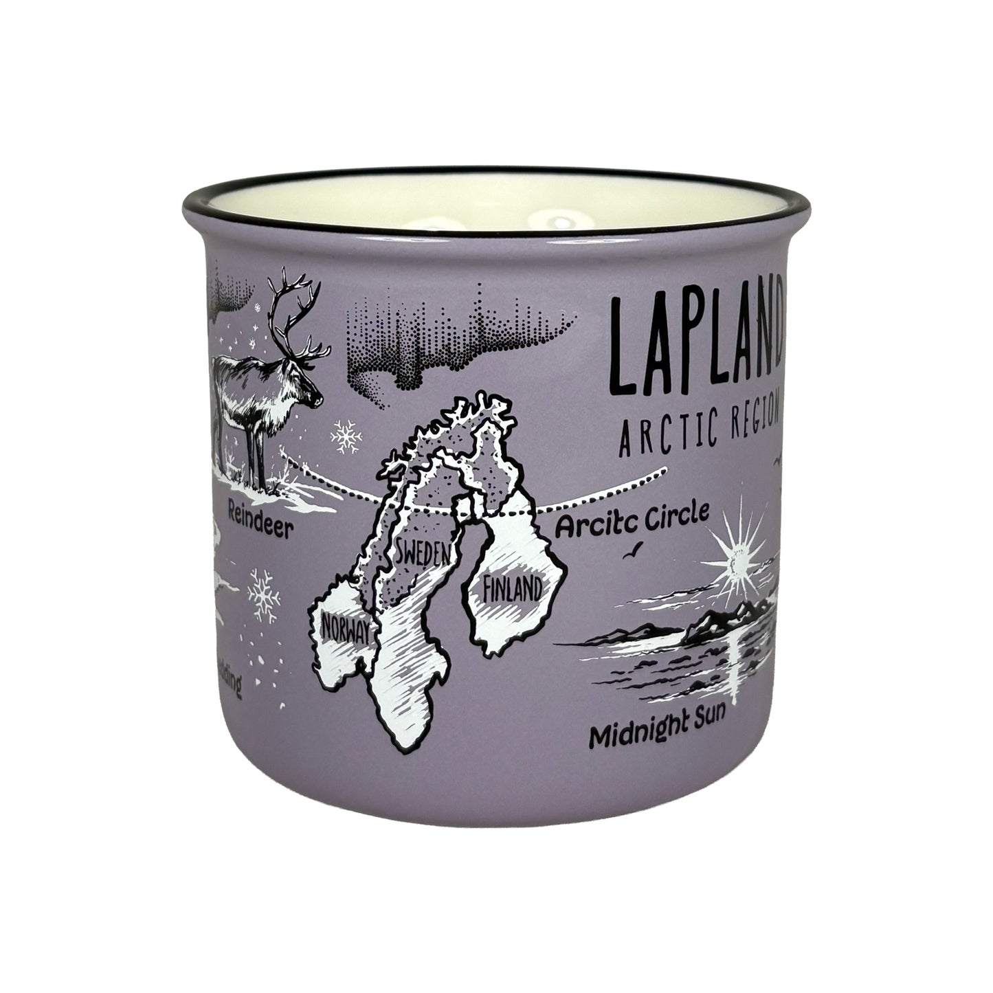 Lila mugg utan synligt handtag med svartvita illustrationer av renar, midnattssol och karta över nordiska länder med markerad Polcirkeln samt texten "Lapland Arctic Region".