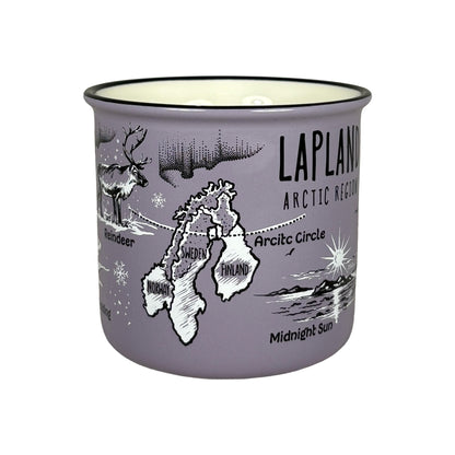 Lila mugg utan synligt handtag med svartvita illustrationer av renar, midnattssol och karta över nordiska länder med markerad Polcirkeln samt texten "Lapland Arctic Region".
