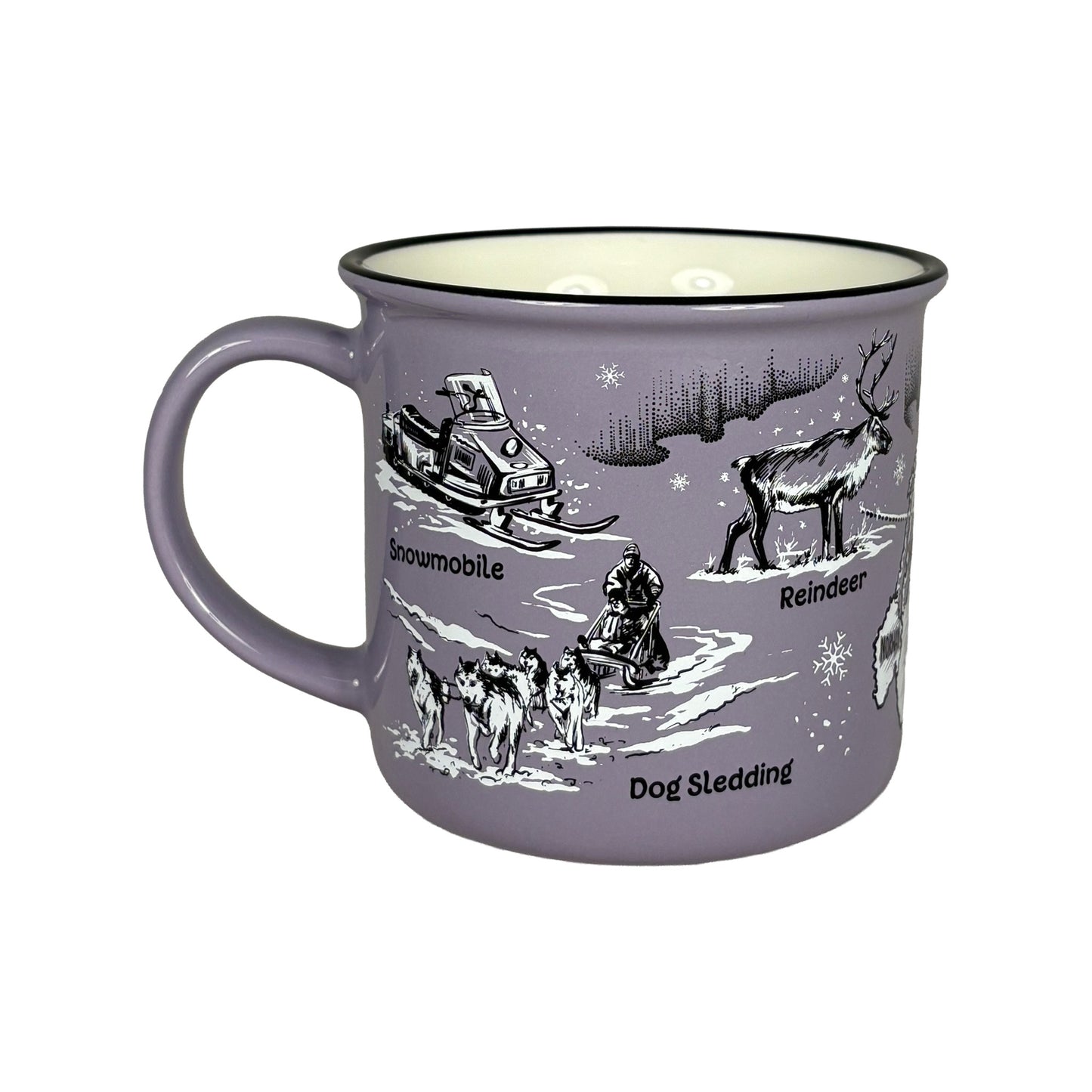 Lila mugg med handtaget åt vänster, med svartvita illustrationer av hundspann, midnattssol och karta med markerad Polcirkeln samt texten "Lapland Arctic Region".