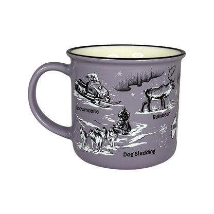 Lila mugg med handtaget åt vänster, med svartvita illustrationer av hundspann, midnattssol och karta med markerad Polcirkeln samt texten "Lapland Arctic Region".