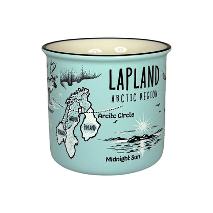Ljusblå mugg utan synligt handtag med svartvita illustrationer av renar, midnattssol och karta över nordiska länder med markerad Polcirkeln samt texten "Lapland Arctic Region".