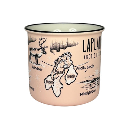 Rosa mugg utan synligt handtag med svartvita illustrationer av renar, midnattssol och karta över nordiska länder med markerad Polcirkeln samt texten "Lapland Arctic Region".