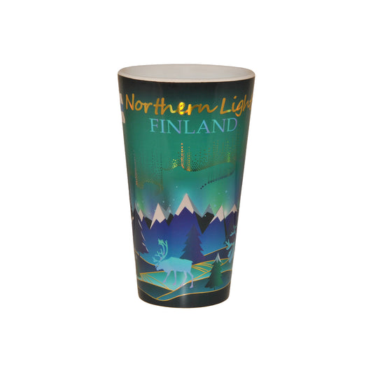 Mugg med motiv av skimrande norrsken och ståtliga renar. På himlen syns de vackra norrskensfärgerna, den finska flaggan samt texterna ”FINLAND” och Northern Lights”.