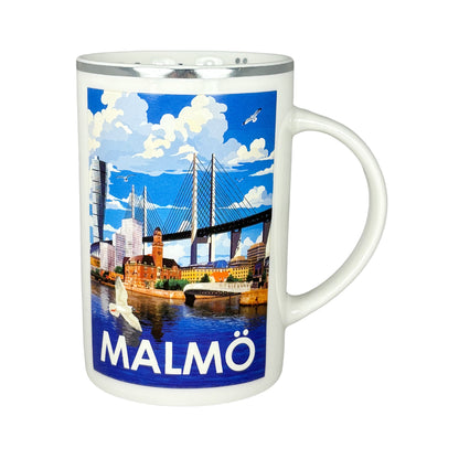 Souvenirmugg Malmö med silverkant och motiv från Malmö samt texten “Malmö”, handtag åt höger.
