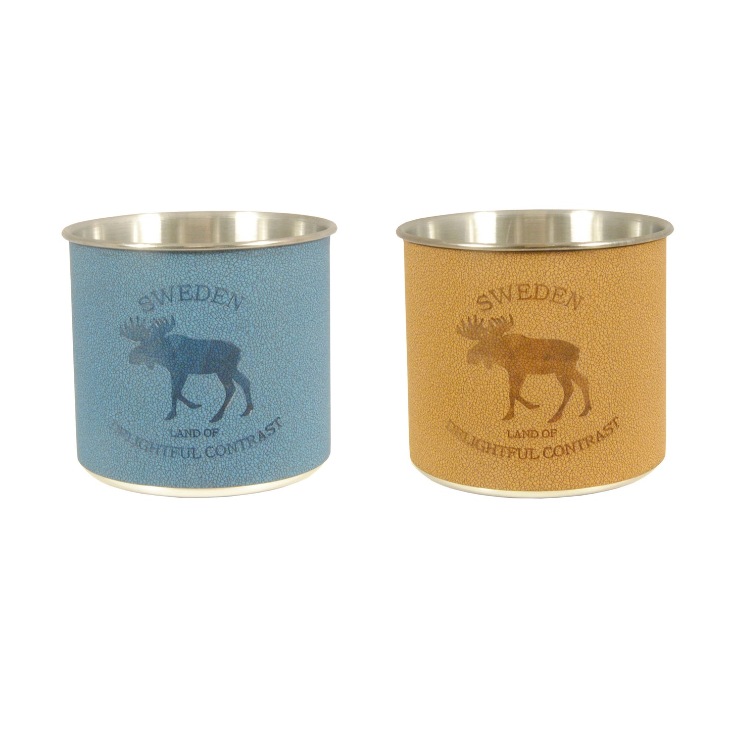 Brun och blå metallmugg med läderdetaljer och texten "Sweden Land of the Delightful Contrast" – 7,5 cm hög, 8 cm diameter, perfekt för camping, jakt och vandring.