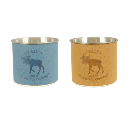 Brun och blå metallmugg med läderdetaljer och texten "Sweden Land of the Delightful Contrast" – 7,5 cm hög, 8 cm diameter, perfekt för camping, jakt och vandring.